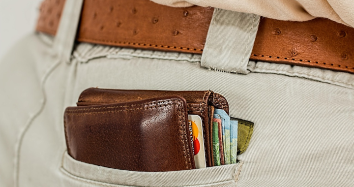 Cómo abrir una cuenta bancaria (o billetera) en dólares desde tu país sin viajar