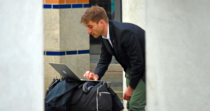 La guía definitiva para cobrar en dólares desde LATAM (Sin perder tu sueldo en comisiones)